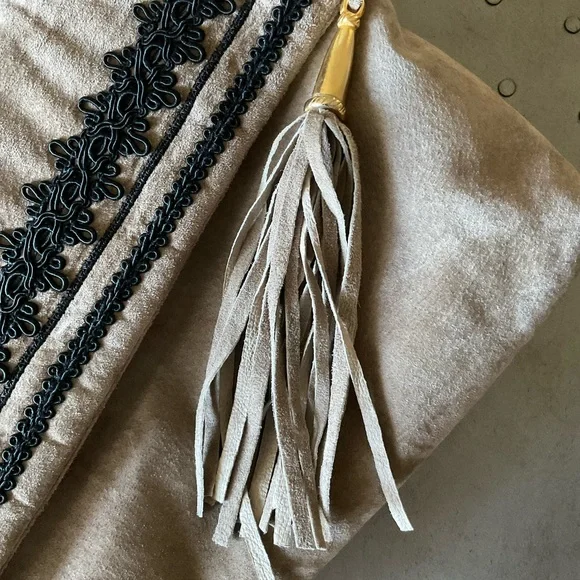 EUC Vintage Colini Suede Clutch with Removable Shoulder Strap, Tassel, Taupe - Picture 4 of 11